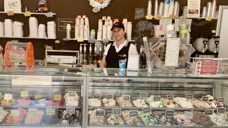 Barbara Roverato dietro al bancone della sua gelateria. FOTO MARANGON
