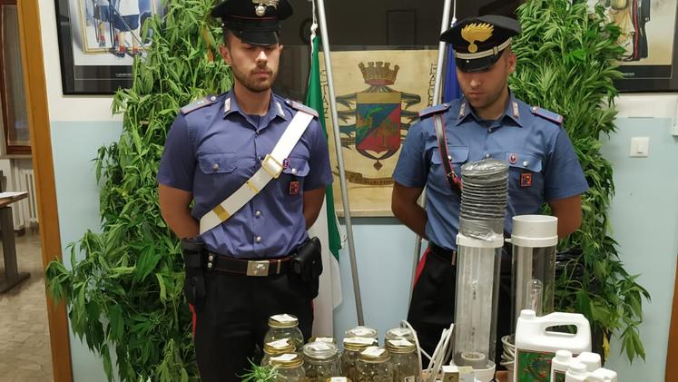 I carabinieri con la droga sequestrata