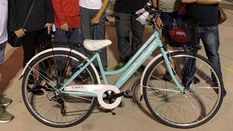 La nuova bicicletta regalata a Roberto dalla generosità degli abitanti del suo quartiere. K.Z.