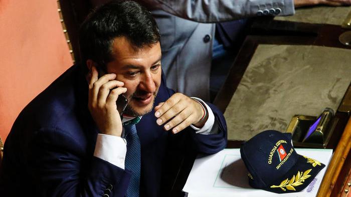Matteo Salvini con il cappello della Guardia di Finanza in Aula.