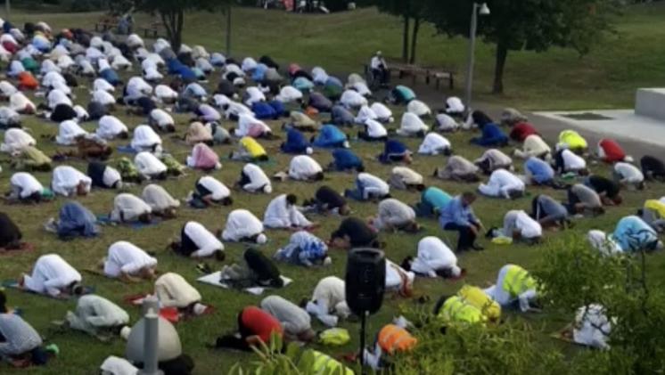 Musulmani in preghiera ieri al parco Fornaci