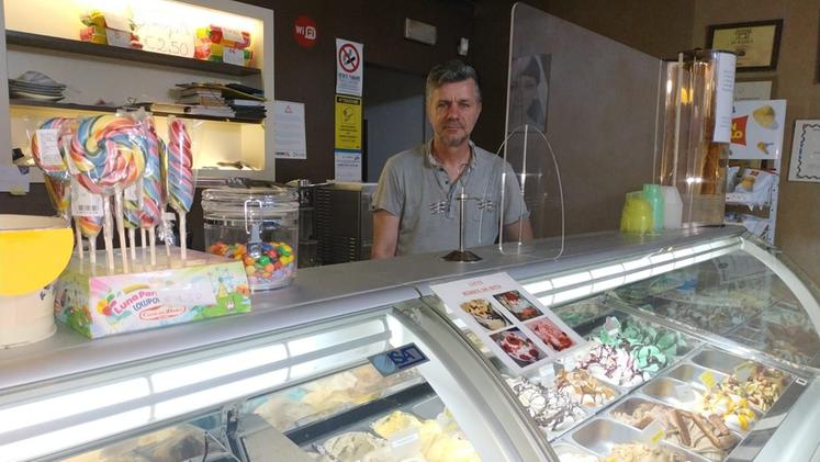 Carlo Zilio al banco della sua gelateria "Pingù" a Brendola. MARANGON