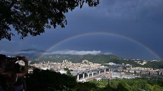 L'arcobaleno sul nuovo ponte di Genova