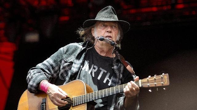 Neil Young ha perso la pazienza, fa causa a Donald Trump