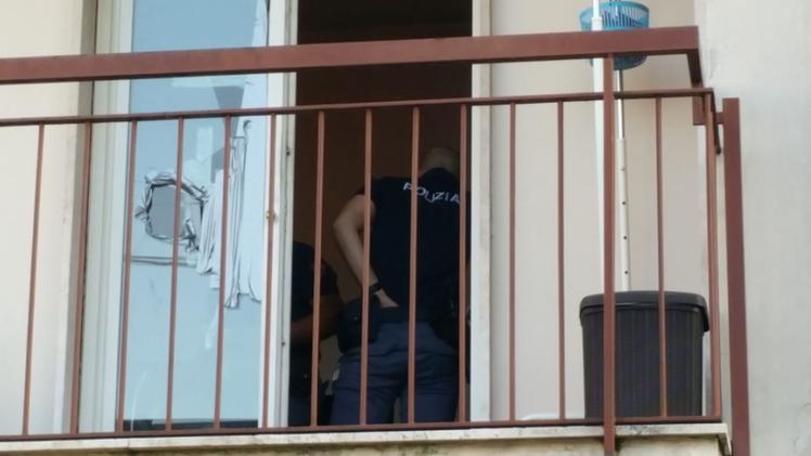 La polizia all'interno dell'appartamento di via Barbieri. COLORFOTO