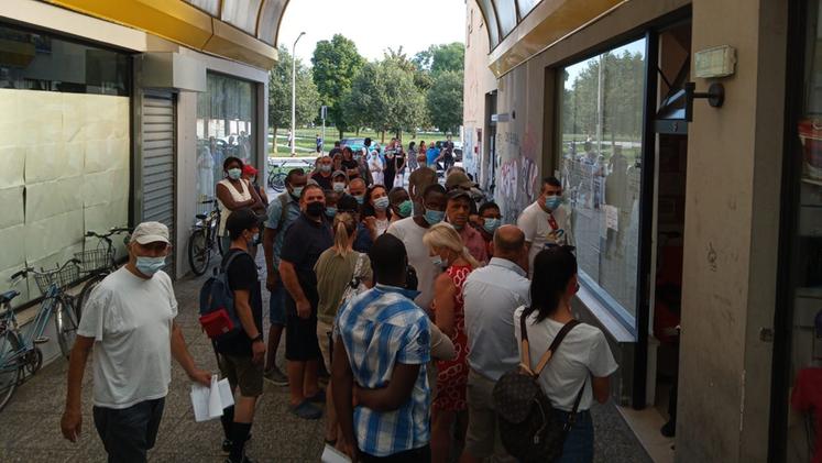 Gli utenti in attesa di poter entrare allo sportello dell'Ulss 8 Berica in via Albinoni, zona San Lazzaro. G.AR.