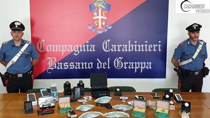 Il materiale sequestrato dai carabinieri di Bassano