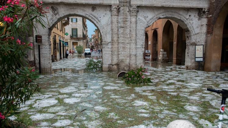 Bomba d'acqua a Verona, danni enormi (Foto Marchiori)
