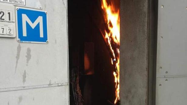 La cabina elettrica di via Trieste a Zanè andata in fiamme.