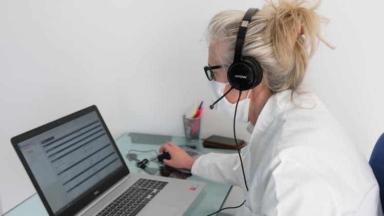 Il collegamento online permette ai medici di tenere monitorati i pazienti e di condividere i referti