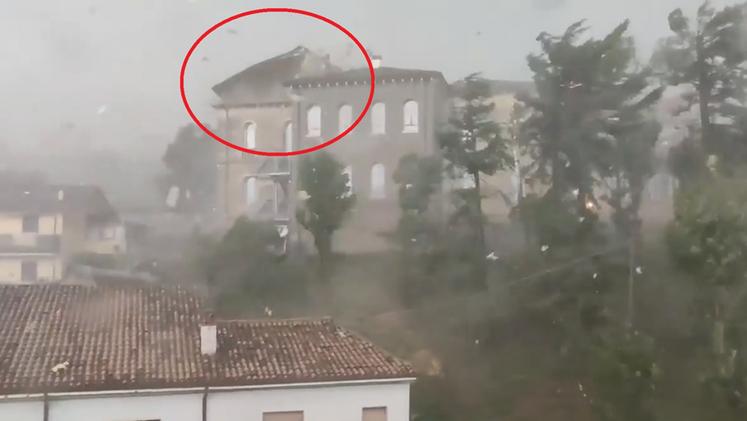 Il tetto della scuola di Montecchia di Crosara divelto dal vento
