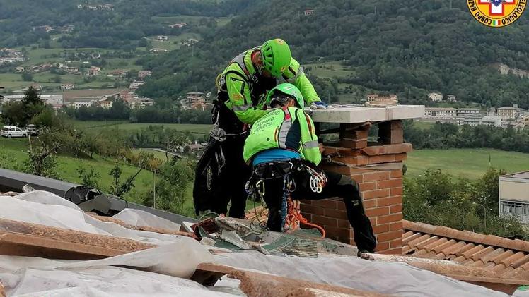 I soccorritori al lavoro sui tetti di Arzignano