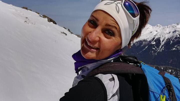 Una Chiara Miotto sorridente mentre pratica sci alpinismo