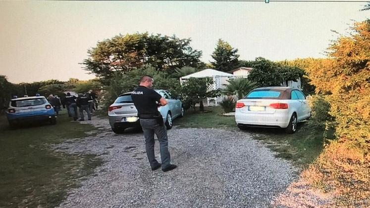 La polizia nel campo nomadi del Bergamasco e l'Audi cabrio utilizzata per il furto