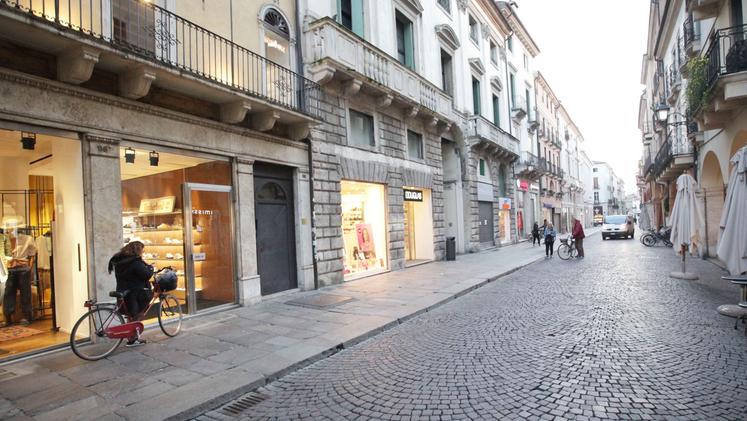 Corso Palladio una volta ospitava un fast food: ora scatta la stretta per rilanciare il centro storico