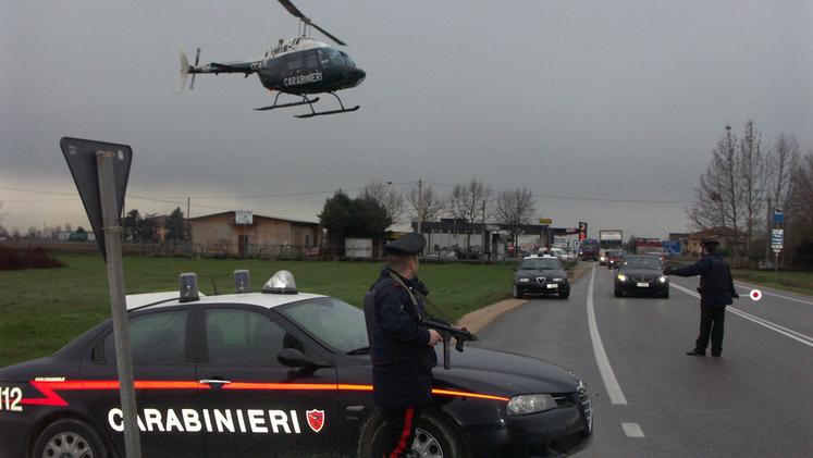 Maxi operazione dei carabinieri con l'elicottero. (Foto Archivio)