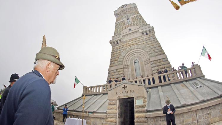 Il presidente Favero davanti all'ossario che ieri ha ospitato il pellegrinaggio alpino