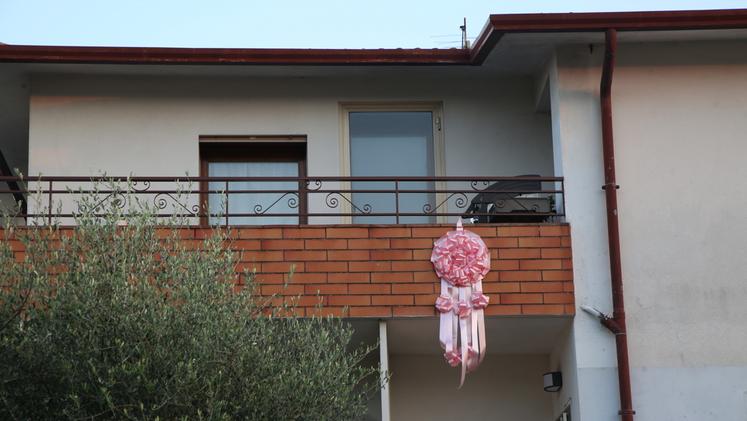 Il fiocco rosa sulla terrazza dell’appartamento svaligiato. CECCON