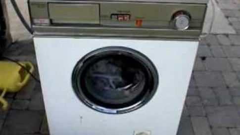 Una vecchia lavatrice come quella usata dalla pensionata. ARCHIVIO