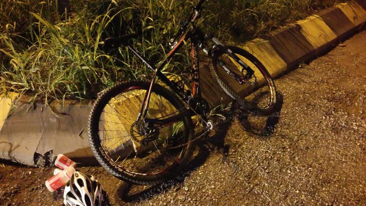 La bici del ciclista investito all'altezza di via Morosana. COLORFOTO