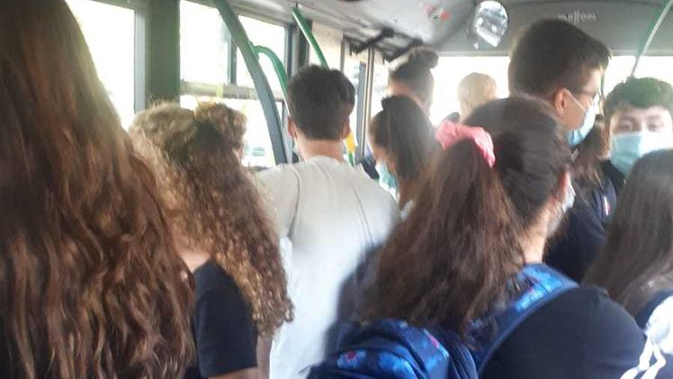 Studenti con mascherina su un autobus di Svt