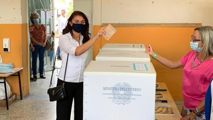 Operazioni di voto in un seggio della Toscana