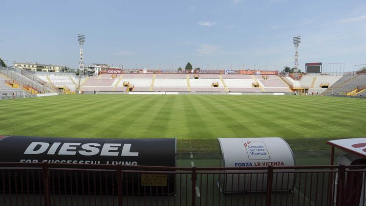 Lo stadio Menti è pronto a riaccogliere i tifosi biancorossi. FOTO TROGU
