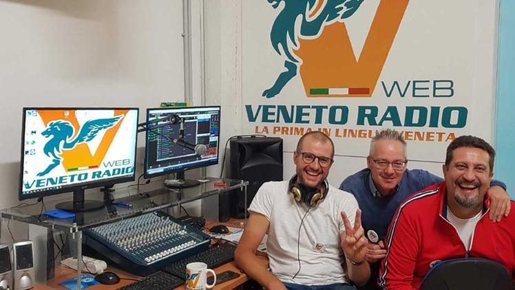 Lo staff di Veneto Radio nello studio di registrazione delle trasmissioni