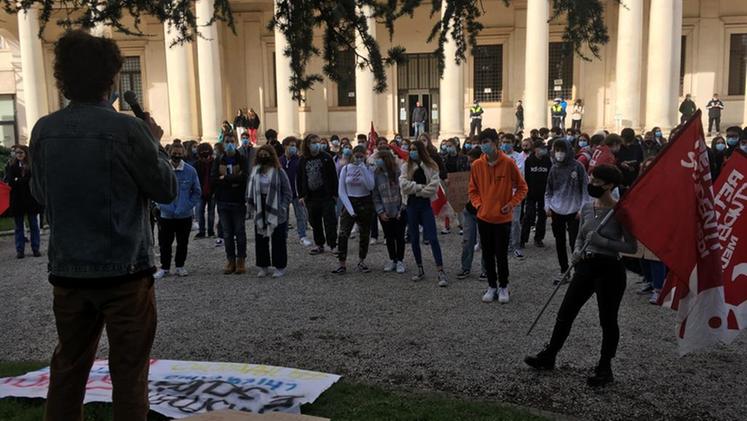 La protesta degli studenti in piazza Matteotti. FOTO PILASTRO
