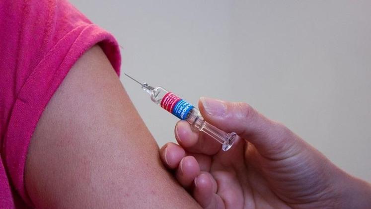 Un paziente sottoposto a vaccino: comincia oggi la campagna antinfluenzale in Veneto