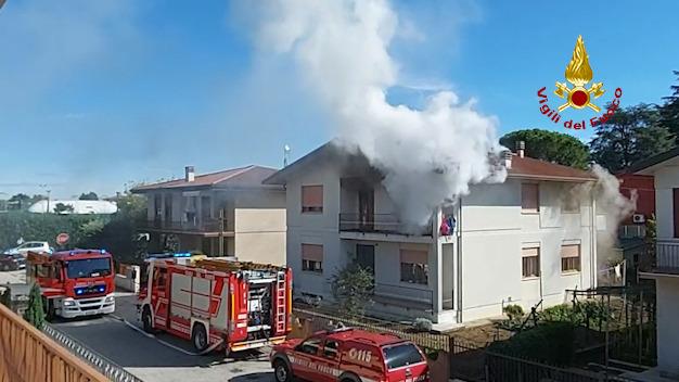 L'appartamento di Marano invaso da fiamme e fumo.