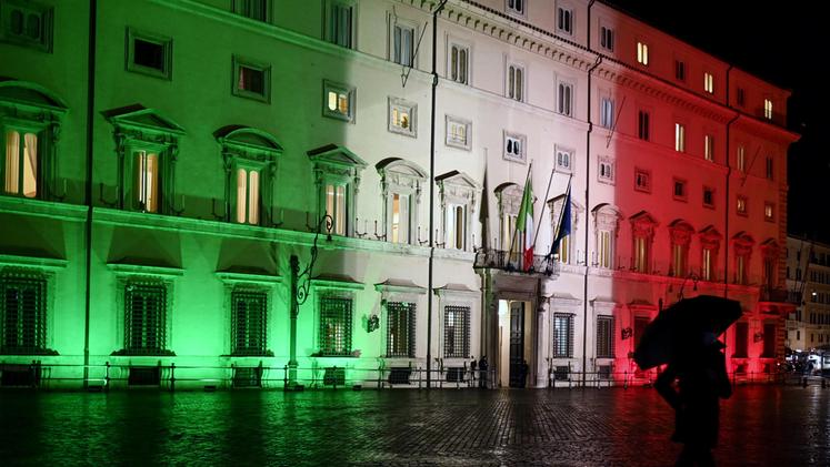 Palazzo Chigi illuminato con il tricolore durante la riunione della Cabina di regia tra Gioveno, Regioni ed Enti Locali. ANSA