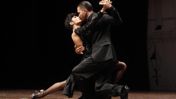 Due ballerini di tango. FOTO EPA/LUIS EDUARDO NORIEGA