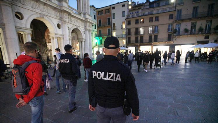Controlli di polizia in centro a Vicenza sull'uso delle mascherine
