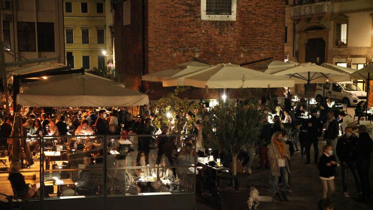 Ultimo aperitivo ieri in piazza Erbe a Vicenza prima dell'entrata in vigore del Dpcm (foto Colorfoto)