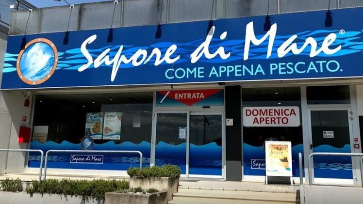 Il negozio "Sapore di Mare" in via Verona a Tavernelle di Altavilla