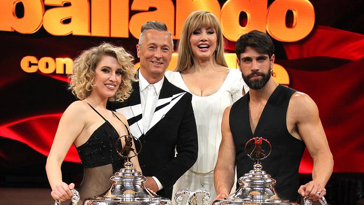 Lucrezia Lando con Gilles Rocca, e i presentatori Carlucci e Belli (Foto Rai)