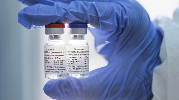 È polemica con l'Aifa dopo le affermazioni di Crisanti sul vaccino