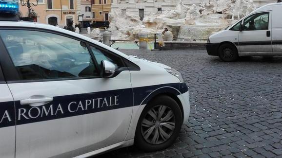 Un'auto della polizia municipale di Roma (Foto Ansa)