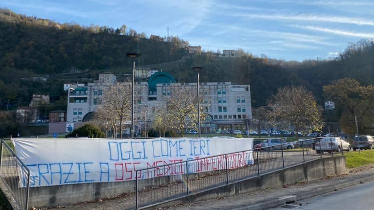 Striscione di ringraziamento a medici e infermieri davanti all’ospedale San Lorenzo di Valdagno (foto Molinari)