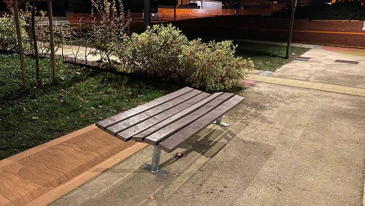 La panchina danneggiata dai vandali al parco Inclusivo