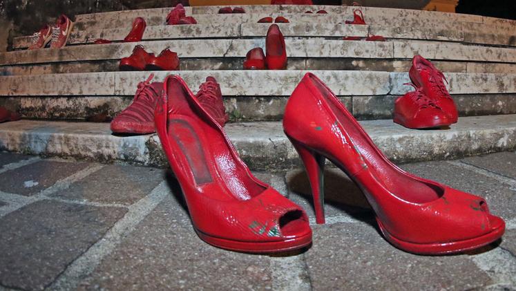 Le scarpe rosse, simbolo della lotta alla violenza sulle donne (foto StudioStella)