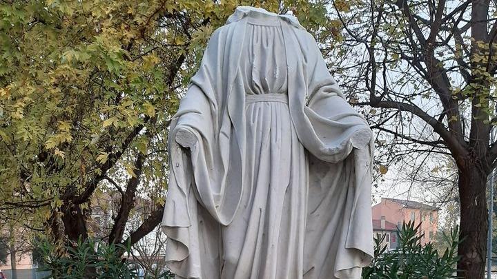 La statua della Madonna "decapitata" a Marghera