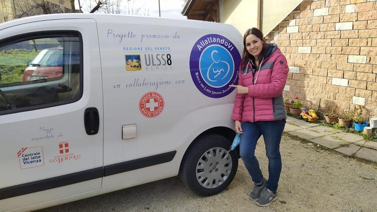 Michela Silvagni, di Asiago, accanto al furgone della banca del latte umano dell’Ulss 8