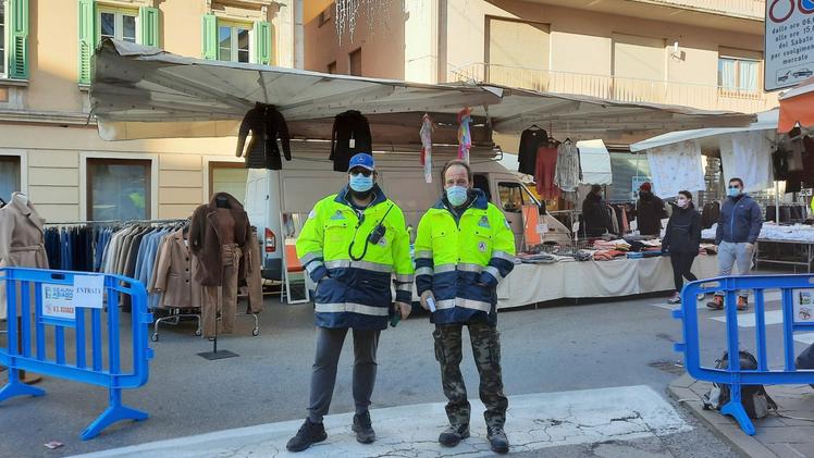 Volontari di protezione civile ieri al mercato