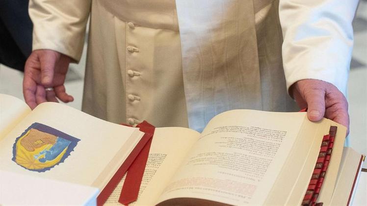Papa Francesco mentre sfoglia il nuovo Messale Romano in italiano