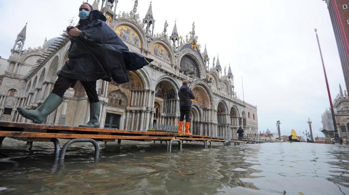 Si è fermata prima del temuti +145 centimetri l'alta marea a Venezia