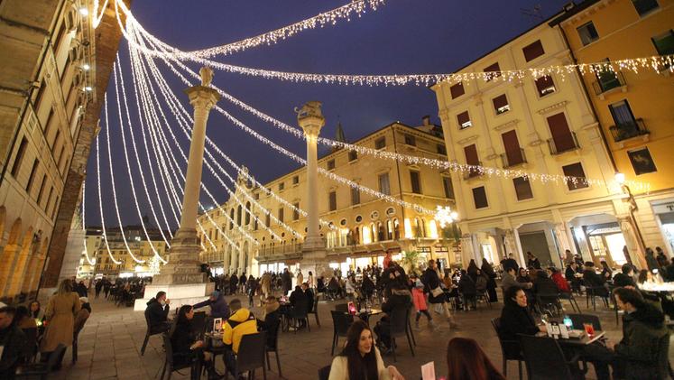 L'accensione delle luminarie a Vicenza simbolo di buon augurio per il 2021