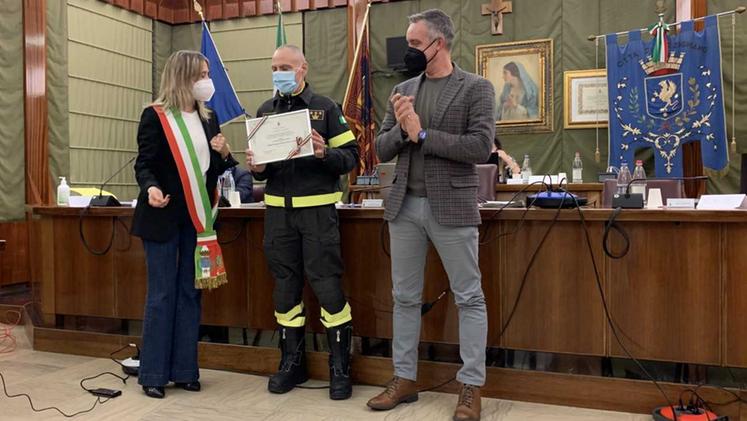 La consegna dell'onorificenza al comandante provinciale dei vigili del fuoco, Giuseppe Costa