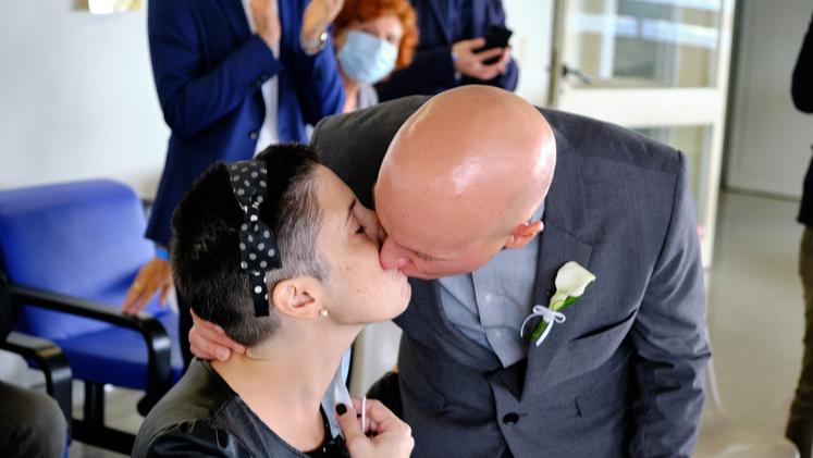 Il bacio dopo il “sì” al San Bortolo fra Daniela e Alessandro